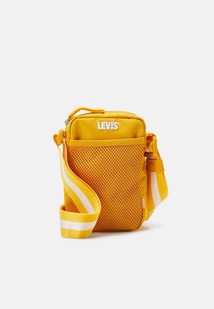 Mała żółta torba na ramię Levi's z białym logo, przednia siateczkowa kieszeń i regulowany żółty pasek z białymi paskami.