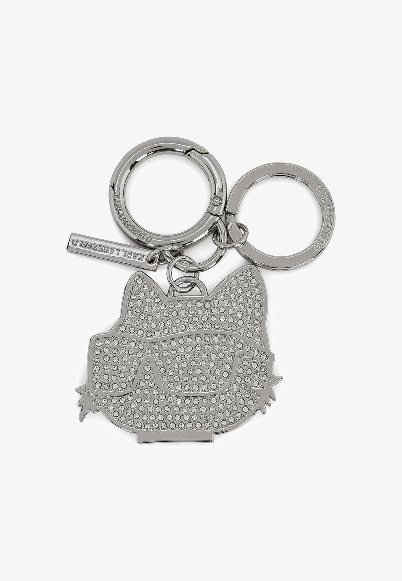 Un breloc cu un design în formă de cap de pisică, în tonuri de argint, împodobit cu strasuri și ochelari de soare, atașat la două inele metalice.