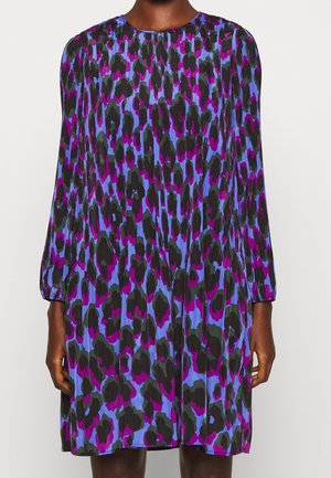 Kleid mit einem gefalteten Design und einem blauen, schwarzen und lila Leopardenmuster. Lange Ärmel und runder Ausschnitt.