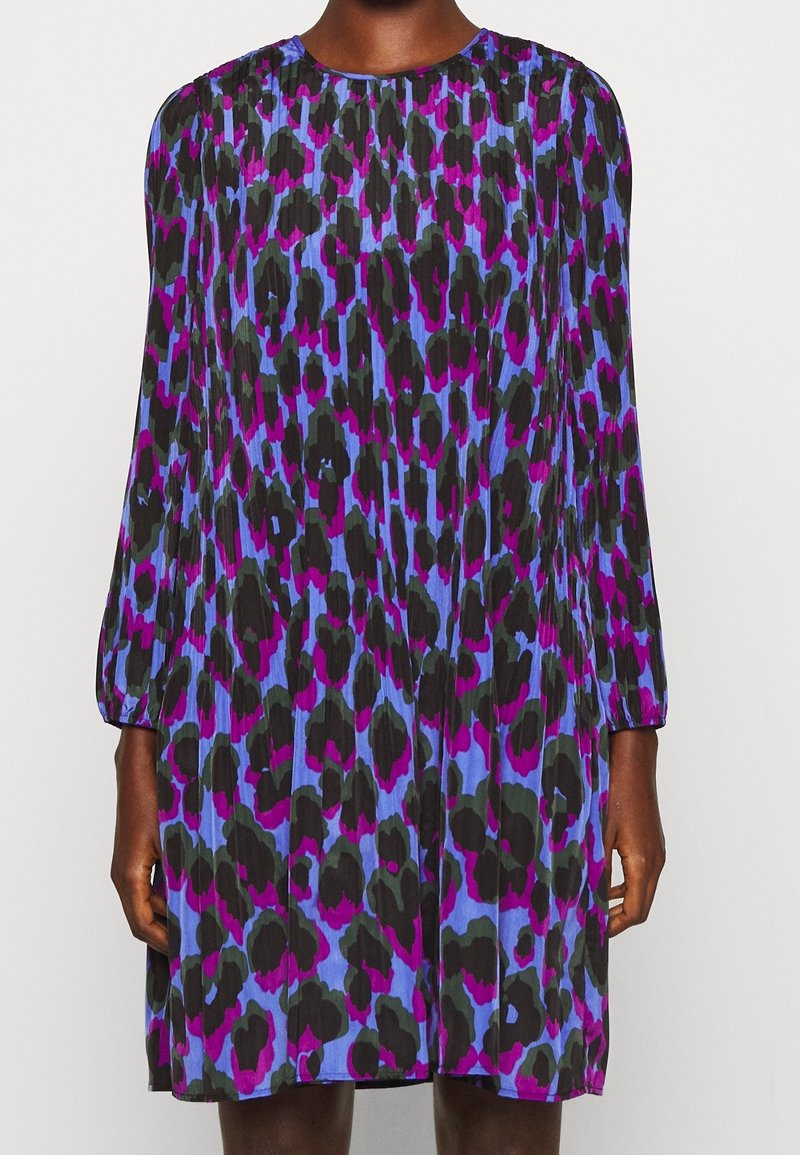 Kleid mit einem gefalteten Design und einem blauen, schwarzen und lila Leopardenmuster. Lange Ärmel und runder Ausschnitt.