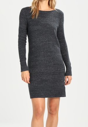 Abito lavorato a maglia grigio scuro con una texture a coste, maniche lunghe e scollatura a barca, caratterizzato da una silhouette aderente e lunghezza fino a metà coscia.