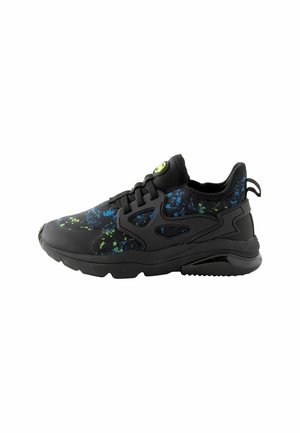 Sort sneaker med blå og grøn sprøjtedesign, sorte snørebånd, tyk sål og trækflig på hælen.