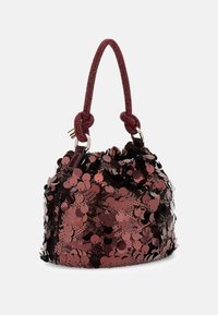 Borsa a secchiello con base rotonda, rivestita di paillettes bordeaux e nere, dotata di un manico testurizzato bordeaux e dettagli in metallo argentato.