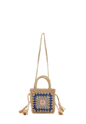 Piccola borsa quadrata intrecciata in paglia con manici intrecciati, tracolla lunga e motivo all'uncinetto blu, rosa e grigio sulla parte anteriore.