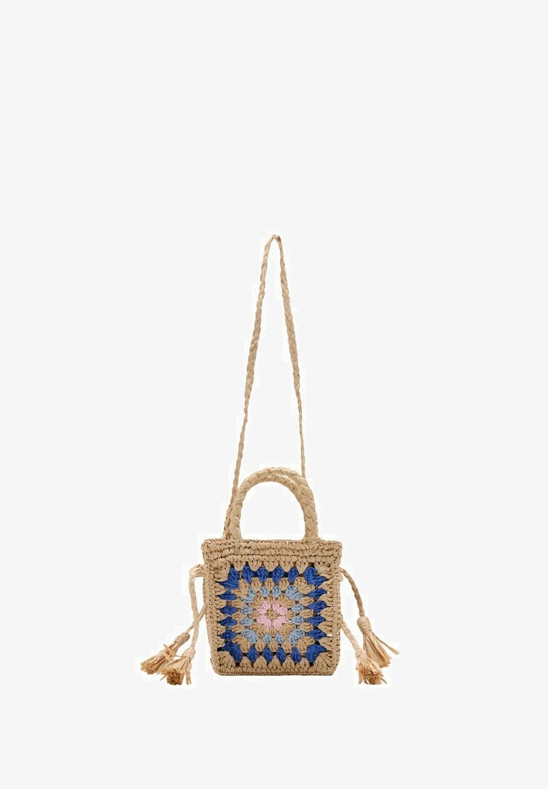 Petit sac à main carré en paille tissée avec des anses tressées, une longue bandoulière et un motif crocheté bleu, rose et gris sur le devant.