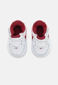 Nike Sportswear FORCE 1 LOW EASYON - Tenisice - white/picante red/team red