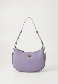 Λιλά δερμάτινη τσάντα ώμου με ρυθμιζόμενο λουρί και μικρό χρυσό διακοσμητικό έμβλημα στο μπροστινό μέρος, τοποθετημένη πάνω σε απλό λευκό φόντο.