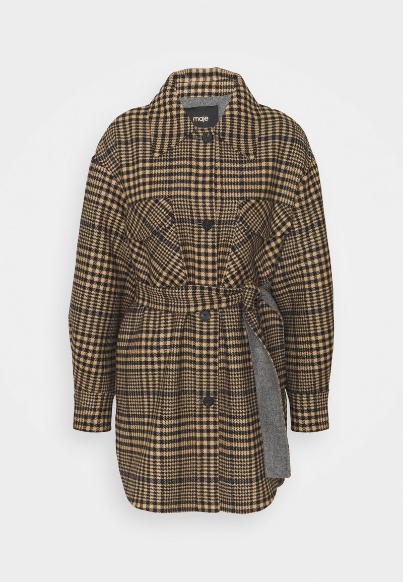 Manteau en laine à carreaux avec boutons, poches poitrine à rabat, large col et ceinture assortie nouée à la taille dans des tons beige, noir et marron.