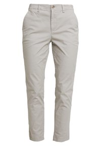 Pantalon en coton beige clair avec une coupe droite, poches avant et une fermeture à bouton unique à la taille. Texture lisse.