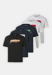 Cinque t-shirt esposte: nera con logo arancione, blu e bianche con design grafici in verde e rosso. Tessuto di cotone, maniche corte.