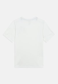 Λευκό κοντομάνικο T-shirt με στρογγυλή λαιμόκοψη. Απαλή υφή με λείο φινίρισμα χωρίς ορατά σχέδια ή διακριτικά.