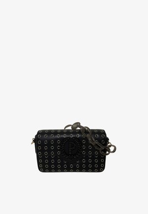 Borsa a tracolla in pelle nera con occhielli argentati, logo in rilievo e una tracolla a catena trasparente. Forma rettangolare con una texture liscia.