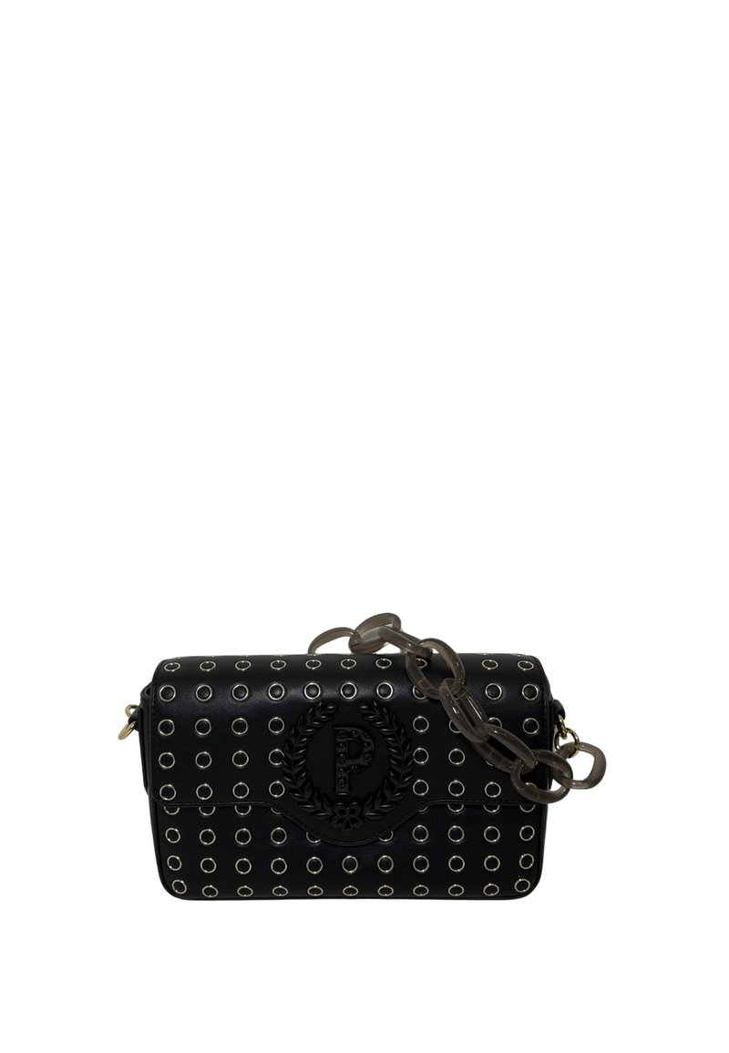 Borsa a tracolla in pelle nera con occhielli argentati, logo in rilievo e una tracolla a catena trasparente. Forma rettangolare con una texture liscia.