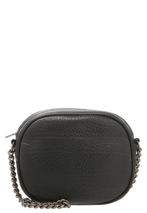 Lille sort tekstureret læder crossbody taske med afrundede kanter og en sølv metal kædesele.