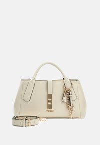 Sac à main en cuir blanc avec double poignées, accents en matériel doré et une bandoulière détachable. Présente un porte-clés décoratif et un logo.