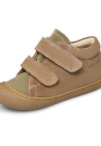 Hnědozelené semišové boty se dvěma suchými zipy, zaoblenou špičkou a texturovanou gumovou podešví. Mají kontrastní švy a měkkou podšívku.