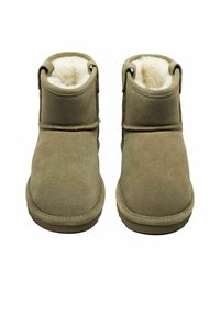 Olivengrønne suede ankelstøvler med blød cremede pelsfor, rund tå og minimalistisk design, der har en syet sål.
