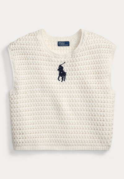 Vit stickad ärmlös väst med strukturmönster och marinblå Polo Ralph Lauren-logga på bröstet.
