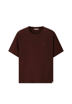 Donkerbruine T-shirt met korte mouwen en ronde hals, met een klein subtiel logo op de linkerborst en een klein labeltje aan de onderzoom.