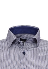 Camicia a righe blu e bianche con colletto a sciallato, caratterizzata da un colletto interno blu uniforme e dettagli con bottoni. Design in tessuto leggero.
