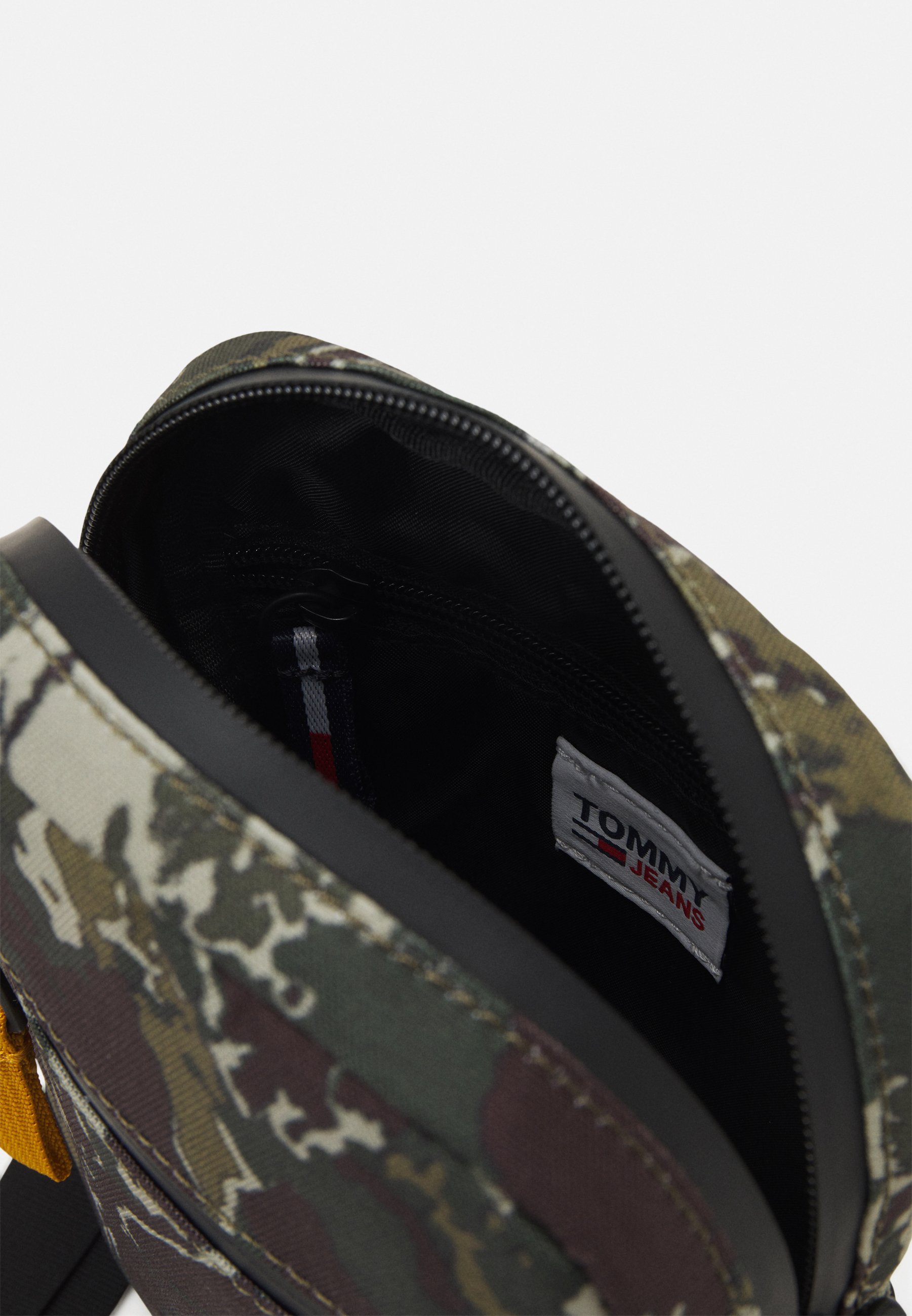 Women URBAN ESSENTIALS REPORTER CAMO UNISEX - Across body bag Women URBAN ESSENTIALS REPORTER CAMO UNISEX - Across body bag