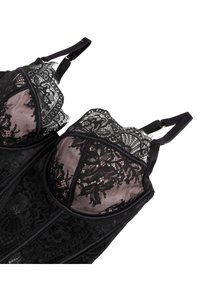 Zwarte kanten bodysuit met bloemenpatronen, met beugels, verstelbare schouderbandjes en details in doorzichtig gaas op een witte achtergrond.
