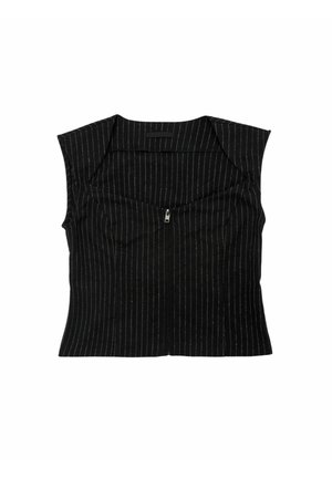 Schwarzes ärmelloses Top mit vertikalen weißen Nadelstreifen, das einen Reißverschluss vorne hat und eine taillierte Silhouette bietet. Texturierter Stoff.