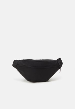 Sac banane en tissu noir avec deux compartiments zippés et une sangle ajustable, présenté sur fond blanc.