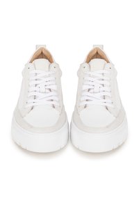 Weiße Sneaker aus Wildleder und glattem Leder, flachen Schnürsenkeln, strukturierten Seitenpaneelen, runder Zehenpartie und einer dicken weißen Gummisohle.