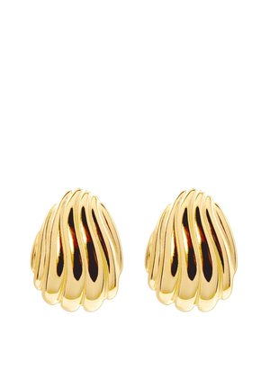 Kolczyki w odcieniu złota w kształcie żebrowanych muszli z gładką, błyszczącą powierzchnią i zakrzywionymi pionowymi rowkami.