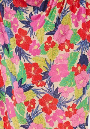 Tissu floral avec de grandes fleurs d'hibiscus en rouge, rose et violet, sur un fond clair avec des feuilles vertes. Surface texturée.