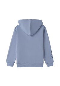 Felpa con cappuccio color blu chiaro, con polsini e fondo a coste, caratterizzata da un tessuto testurizzato. "ME" è stampato in nero sulla manica destra.
