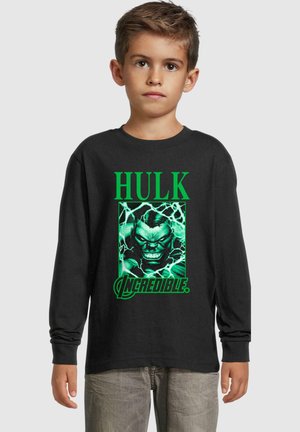 Musta pitkähihaine T-paita, jossa on vihreä grafiikka Hulkista salama-aksenttien kera ja sana "HULK" paksulla vihreällä tekstillä ylhäällä.