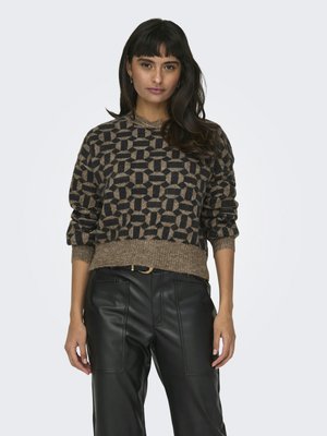 Gebreide trui in een bruin en zwart geometrisch patroon, met een ronde hals en geribbelde manchetten. Gecombineerd met zwarte leren broek, voorzien van zichtbare zakken.