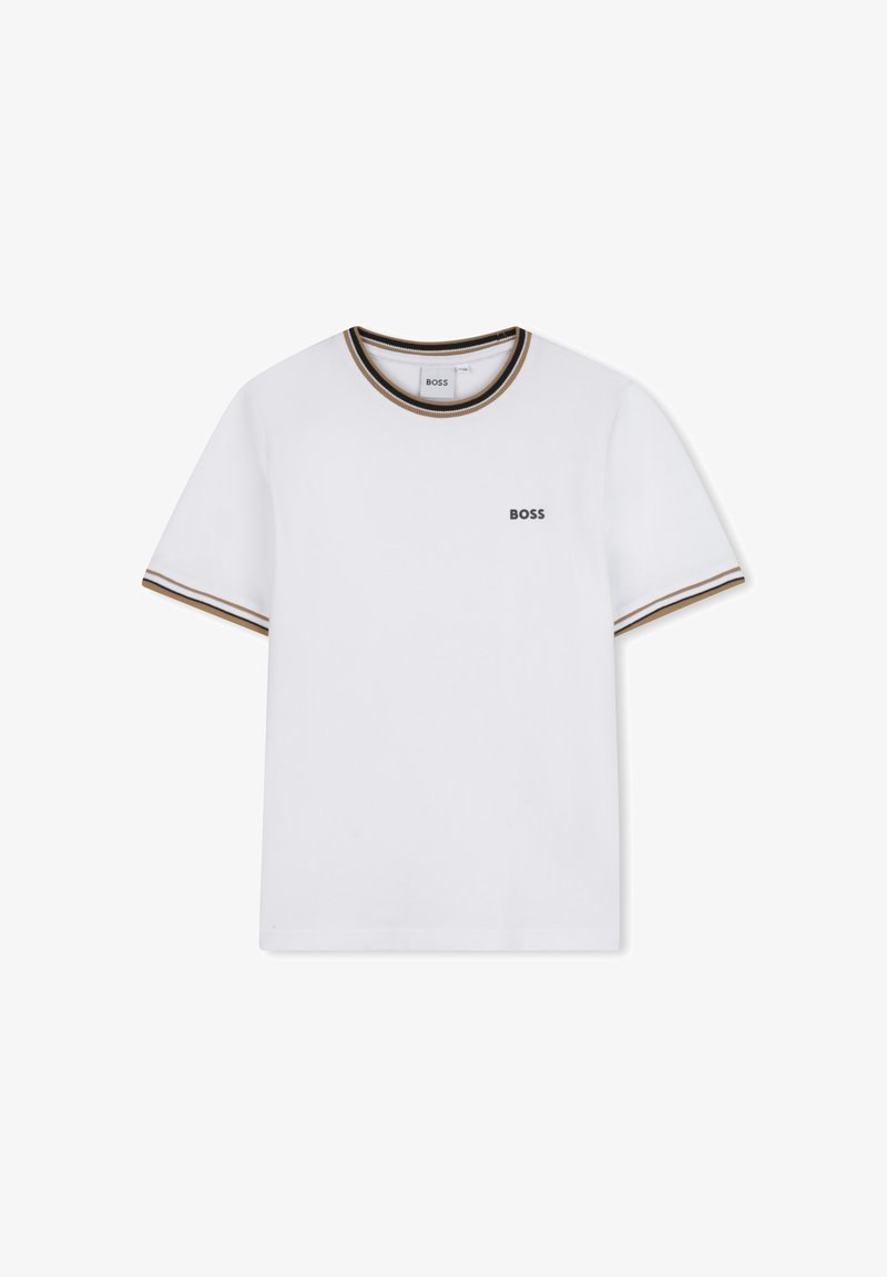 T-shirt blanc à manches courtes, col rond côtelé avec des bandes marron et noires, et un petit logo noir "BOSS" sur la poitrine.
