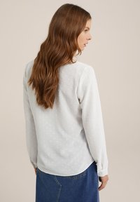 WE Fashion Užsagstoma palaidinė - white