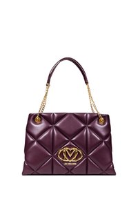 Borsa a tracolla bordeaux imbottita con hardware in oro, caratterizzata da un design trapuntato e catene, adornata con una placca con logo sul davanti.