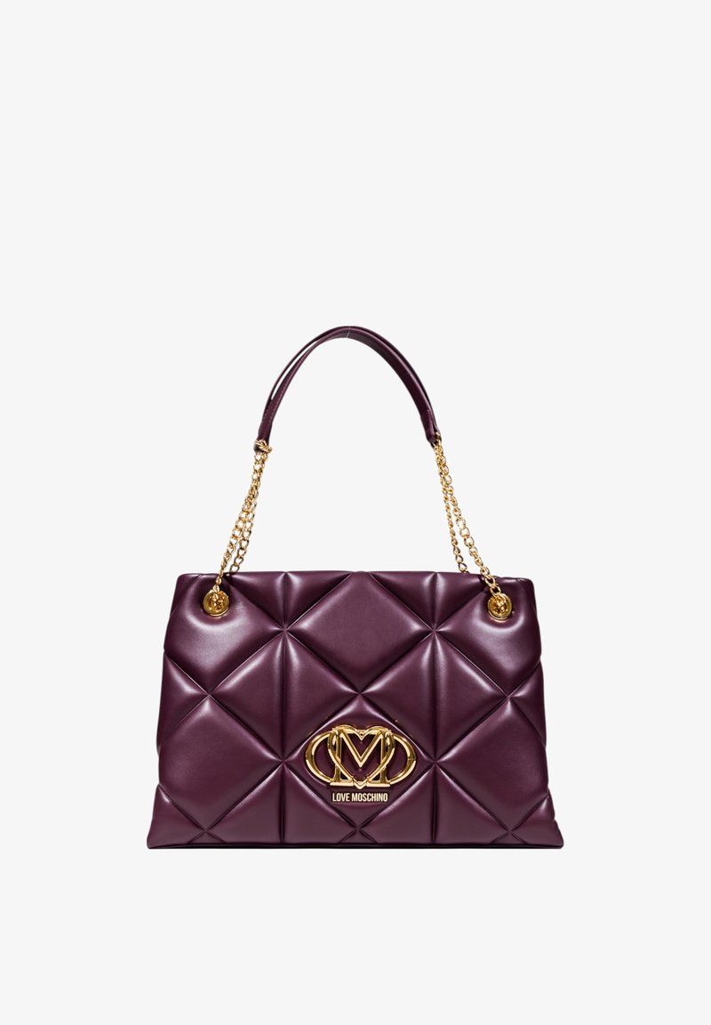 Borsa a tracolla bordeaux imbottita con hardware in oro, caratterizzata da un design trapuntato e catene, adornata con una placca con logo sul davanti.