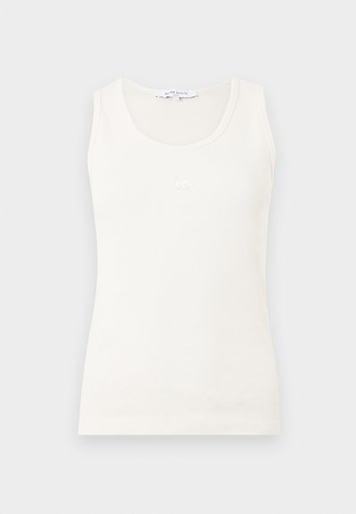 Bavlnený top na ramienkach v off-white farbe s rebrovanou textúrou. Obsahuje výstrih do tvaru lode a malú vyšívanú značku na hrudi.