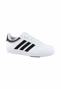 Sneaker bianco con tre strisce nere, upper in pelle texturizzata, design con lacci, colletto imbottito e suola in gomma.