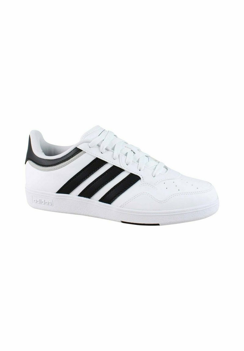 Sneaker bianco con tre strisce nere, upper in pelle texturizzata, design con lacci, colletto imbottito e suola in gomma.