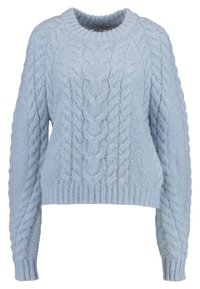 Helles blauer Strickpullover mit einem Kabelstrickmuster, geripptem Rundhalsausschnitt, Bündchen und Saum, langen Ärmeln und einem leicht verkürzten Schnitt.