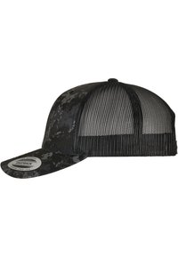 Fekete snapback sapka texturált elülső panellel és hálós hátrésszel, kamuflázs mintával és egyenes napellenzővel. Állítható pánttal rendelkezik.