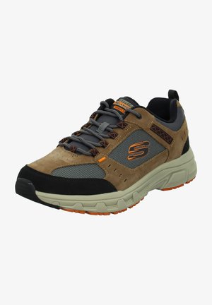 Scarpa sportiva marrone e grigia realizzata in materiali scamosciati e in rete, con suola ammortizzata, dettagli arancioni e lacci grigi. Presenta una suola esterna in gomma nera spessa.