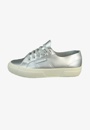 Silberne Leder-Sneaker mit abgerundetem Zehenbereich, flacher weißer Gummisohle und sechs Ösen für Schnürsenkel. Ganze Oberfläche glatt strukturiert.
