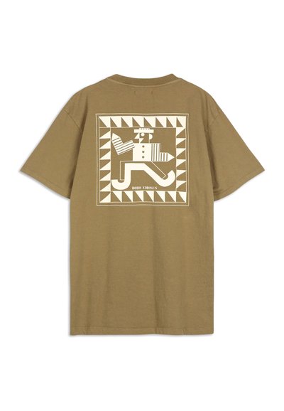 Brun kortärmad T-shirt med en vit geometrisk springande figur och en triangelramgrafik på baksidan, märkt "BOBO CHOSES."