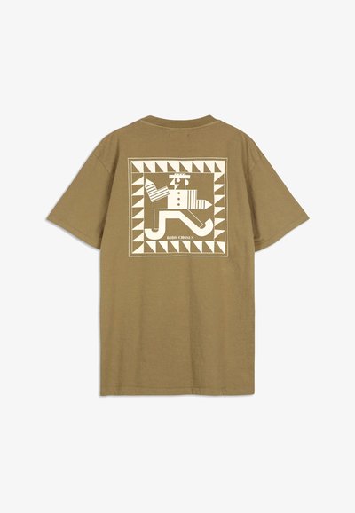 Camiseta de manga corta marrón con una figura geométrica en blanco de un corredor y un gráfico de borde triangular en la parte posterior, etiquetada como "BOBO CHOSES."