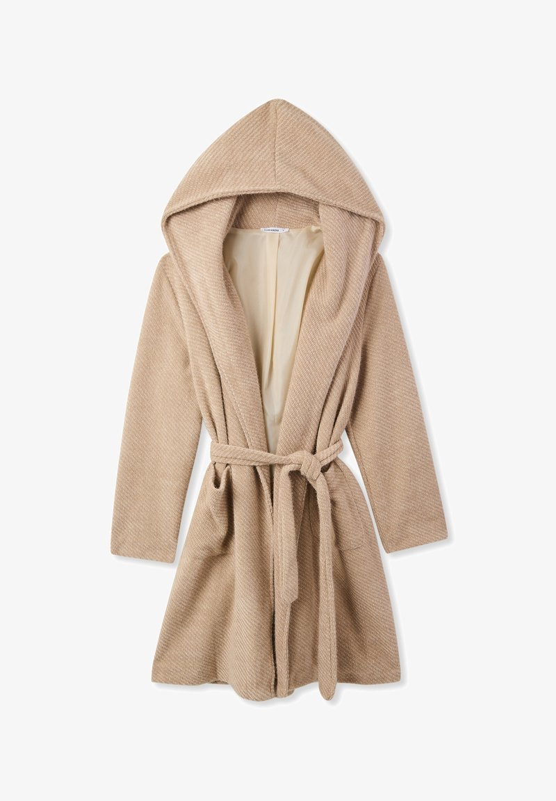 Accappatoio beige con cappuccio realizzato in tessuto strutturato, caratterizzato da una parte anteriore aperta, una cintura da annodare e due tasche laterali per una maggiore praticità.