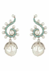Los pendientes de plata presentan un diseño en espiral adornado con piedras de turquesa y perlas, culminando en grandes gotas de perla, mostrando un detalle intrincado.