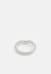 Bague en forme de cœur en argent sertie de pierres précieuses claires taillées en baguette et rondes, sur fond blanc.